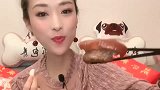 红烧肉一大口直接塞嘴里，太香了，满嘴淌油！
