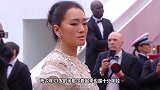 巩俐71岁丈夫近照曝光，意气风发不显老，紧牵老婆手难分难舍