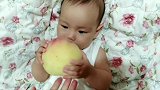 小宝宝四脚朝天的吃桃子，接下来的表情好萌，简直太可爱了！