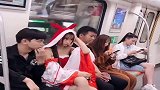 小伙地铁上学别人撩美女，没想却被美女打了，结果太逗了