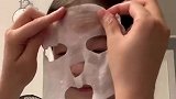 古灵精怪的萌娃，让母亲睡前为她敷面膜，也是个臭美的小丫头
