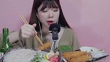 韩国漂亮妹子吃天妇罗虾，加了点烧酒吃得好美味