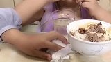 女儿不小心把手里的肉整水里了，于是她就伤心地哭了