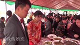 新娘给小伙子点香烟，闹着玩烧小伙眉毛