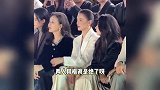 张柏芝与宋佳同框看秀，45岁仍旧风情万种，怼脸生图美成妈妈级别
