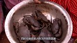 印度小伙卖鲜榨“西瓜汁”，2块钱1杯，走近一看被吓得不想喝！