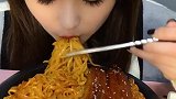 小姐姐吃鳗鱼火鸡面，大口大口吞咽吃得好满足，是幸福的味道！