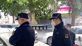 攀爬车爱好者，非要在人行道上玩自行车，黄色砖铺地叫什么道