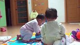 双胞胎兄妹俩抢东西，妹妹用铁头功报复哥哥，就问你怕不怕