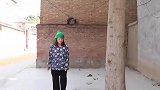婆婆打牌欠债，趁儿子儿媳出门把孙女抱去抵债，不料儿媳突然回来