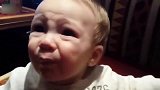 小宝第一次吃柠檬，初尝并无不适，细品一脸嫌弃啊！