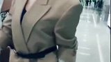 张天爱知性优雅打扮来机场，商务出行这么穿妥妥的