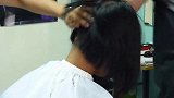 蘑菇头妹子嫌天气太热，把后脑勺剃光后，感觉舒服多了！