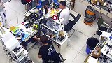修手机突然冒烟，吓的大哥一把就扔了