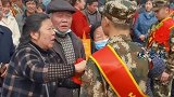 一人当兵全家光荣 新兵即将奔赴战场 爷爷奶奶充满了骄傲和不舍 保家卫国 感谢人民子弟兵