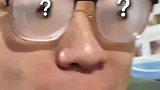 男生在室内眼镜别致起雾网友：不许笑！除非忍不住！
