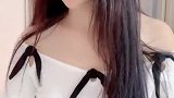 漂亮美女穿搭时尚性感，肌肤很白皙啊