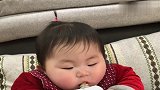 宝宝看见吃的就两眼放光，直接就往嘴里塞，我也是服了