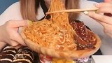鳗鱼竟然还可以搭配火鸡面吃，小姐姐就怕吃坏胃吗，忒可怕了