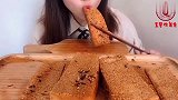 大面筋，美女张大口往嘴里塞，小嘴嚼的贼带劲