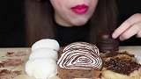 美女试吃马林糖饼干、可可麻薯团、巧克力涂层棉花糖、奶油麻薯