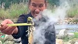 户外吃鱼的老奶奶，一块石头都能拿来当碗用，靠山吃山靠水吃水
