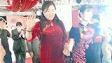 大衣哥朱之文儿子结婚，双方亲家手挽手盛装出席，脸上幸福都掩饰