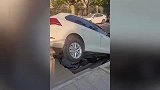 2小车停路边，路面突然塌陷被困深坑！保安：疑管道漏水，没一点预兆