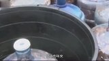 老大爷每天坚持存1元硬币，45年后到银行捐款，数目非常惊人！