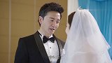 女儿参加亲爸后妈的婚礼，穿了一身黑，不料后妈早有打算