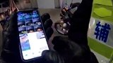 男子拍下两辅警闯红灯视频后被抢手机 警方：对涉事辅警降级处理