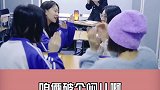 “妈，你怎么这么爱笑啊”“因为妈生了你呀”