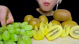 美女吃大串绿葡萄和奇异果