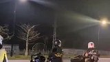 新兵入伍参军，退伍老兵在路边敬礼祝福