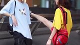 成都街边拍下的一幕，小姐姐太会撩了，你男朋友有六块腹肌吗