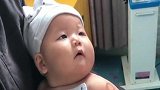 护士阿姨给小宝宝打针，没想到宝宝一直盯着阿姨看，小表情好逗啊