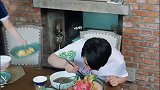 吉娜做鸡蛋饼，郎朗变捧场王，边吃边夸太甜蜜了