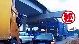 一定要与大货车保持安全车距！黑色轿车被顶推行，这个怎么解决？