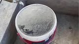 男子才刚刚起床，就发现水桶的水变成冰，我这边还光膀子呢