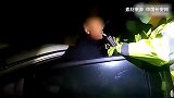 男子酒后无证驾驶遇查，弃车躺在荒地里“隐身”