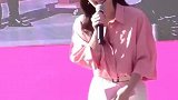 可可爱爱的金裕贞小姐姐，粉色上衣搭配白色短裙，太美了吧！