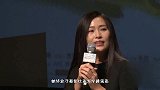 张艺谋大女儿现身活动，外籍丈夫真帅气，西装配布鞋潮过头