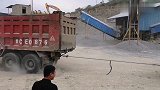 铲车和卡车的拔河比赛，网友：我担心绳子会断！