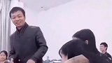中医课上老师给学生把脉，笑容却逐渐消失，到底发生了什么