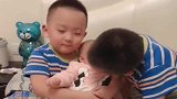 双胞胎哥哥第一次抱，刚出生两个月的妹妹，一脸宠溺的样子太暖了