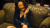 大姐穿的真喜庆