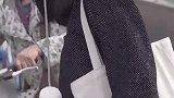 这咖啡比想象中的要苦，但是小姐姐比想象的还要甜！