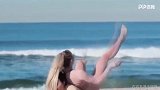 海边最靓丽的风景线！两美女携手沙滩健身好身材包不住