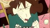 蜡笔小新：挣脱的母鸡在家里乱跑，快把妈妈给气疯了