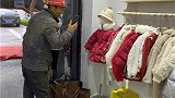 湖南长沙：农民工给孙女选衣全程不碰，店主全网寻人要送他